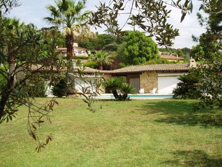 Location villa 3 étoiles plain-pied piscine dans parc paysager près de Cannes.