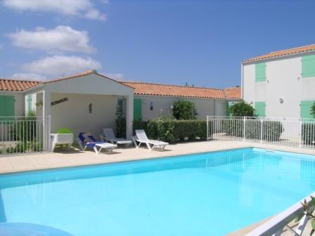 Maisons dans résidence avec piscine.