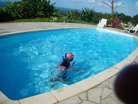 Gite sur les hauteurs de Ste-Rose, coin calme et ventilé, piscine, WI-FI