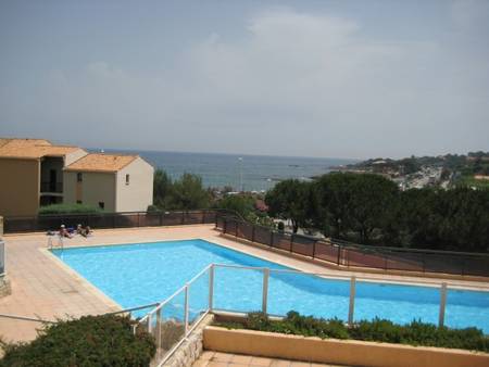 Face à la mer aux Issambres,résidence privée avec tennis et piscines.