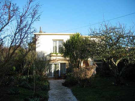Location maison individuelle, jardin clos vue sur la mer et plages.