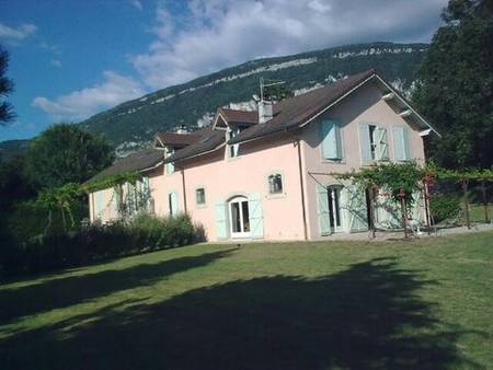 Très confortable corps de ferme rénové en 2007 avec vue sur le lac du Bourget.
