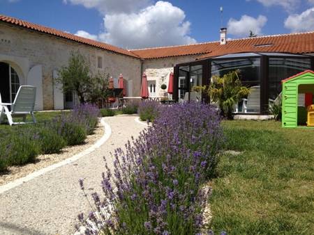 Ferme Charentaise rénovée, avec piscine intérieure, jacuzzi et sauna.