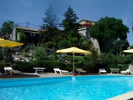 A chauzon, piscine privé commune, accueil jusqu'à 28 personnes, rivière 1 km. 