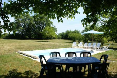 Maison Périgourdine typique, avec piscine privée près de Bergerac.