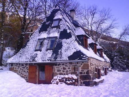 Maison vila buron en pierre au coeur des volcans d'auvergne