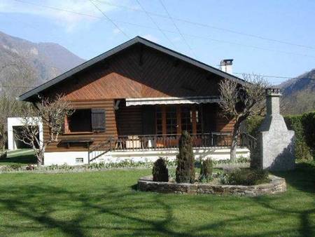 Chalet en bois au calme proche de Bagnères de Luchon vue sur les montagnes.