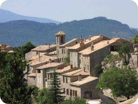 Charmante maison provençale traditionnelle dans un Vieux village de France.