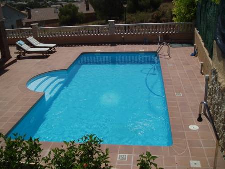 Maison avec piscine privée dans un quartier résidentiel.