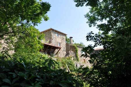 Demeure du 18ème siècle rénovée en gîte de charme et grande capacité.