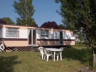 Le calme d'un camping ombragé à 800m de la mer, et des prix cassés!