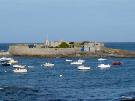 Joli appartement avec piscine, tennis, vue mer et à deux pas de la plage.
