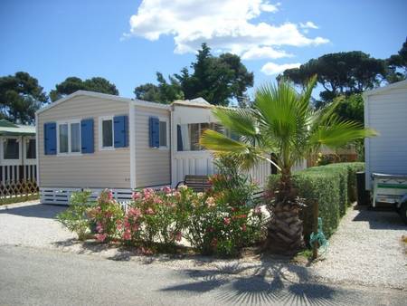Location mobil-home climatisé à 150 mètres de la mer.