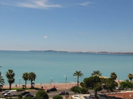 Location 2 pièces face à la plage du Cros de Cagnes.