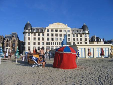 Appartement vue mer avec ascenseurs, accès direct à la plage.