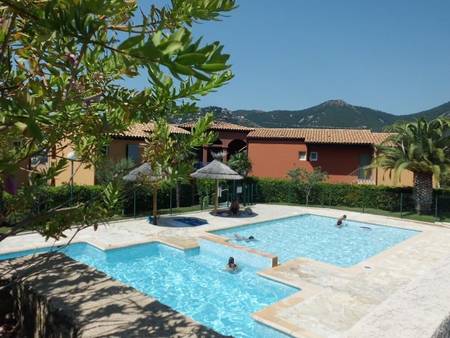 Appartement avec vue mer à Théoule-sur-Mer et une piscine. 
