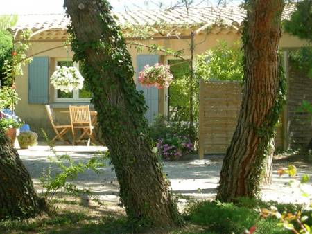 Mazet entre Dentelles de Montmirail et Mt Ventoux avec piscine.