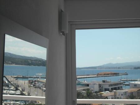 Les pieds dans l'eau à Palamos (Costa Brava). 