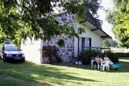 Location gîtes dans un village de vacances au bord d'une rivière.