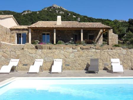 Villa neuve de 2/14 personnes, Figari à 10 minutes des plages.