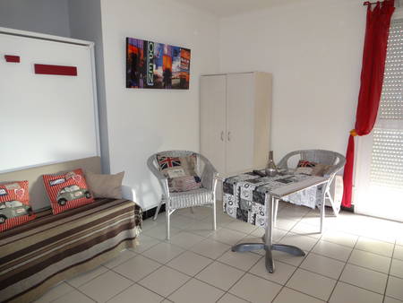 Location d'un studio avec parking privé à 50 mètres de la mer.