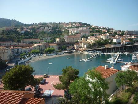 Meublé au centre du village de Cerbère avec terrasse à 2mn de la plage.