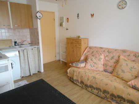 T2 en rez-de-chaussée dans résidence avec piscine.