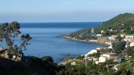 Deux F2 en rez-de-jardin dans une villa en Bord de mer à Tiuccia Corse du Sud.