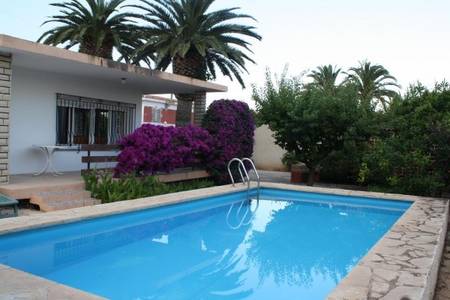 Location Villa Ellen, à 600 mètres de la plage.