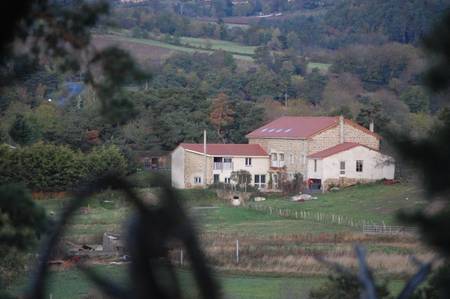 Gîtes ruraux, une salle de réception équipées (60 personnes).