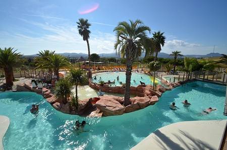 Camping Village Club Domaine Du Colombier à 4,5 km de la plage.