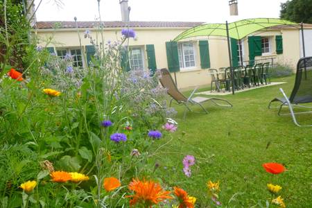 Saint-Just-Luzac vous accueille à la campagne à deux  pas de la mer. 