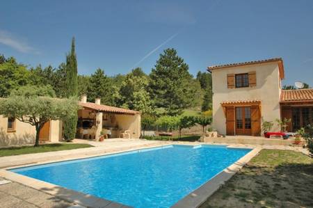 Mas provençal avec piscine dans parc arboré entièrement clos.