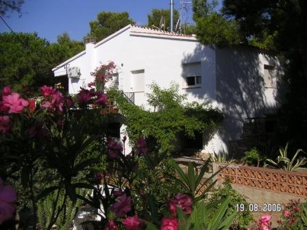 Pied à terre avec jardin dans Pinède à 50m de la plage.