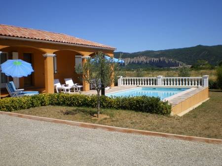 Villa T4 indépendante à Peyruis. Piscine, garage, jardin clos gazonné.