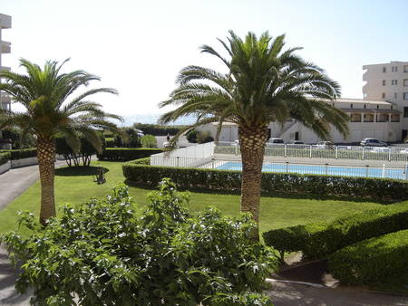 Loue appartement F2 de 45m2, mer à 50 mètres, piscine privée.