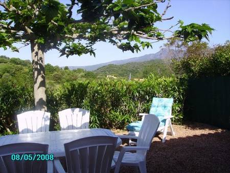 Mini villa au pied du maquis dans le calme et la verdure.