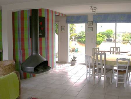 Location saisonnière vue mer et les pieds dans l'eau.