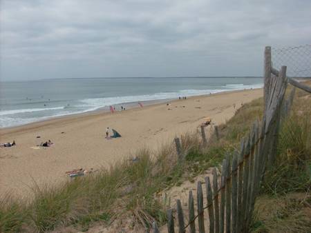Location appartement neuf avec 2 terrasses à 10 minutes des plages.