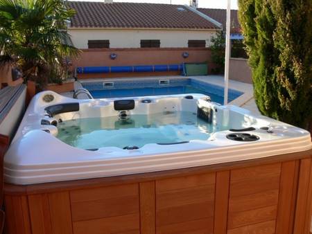 Villa à 100 mètres de la plage avec piscine chauffée et spa.