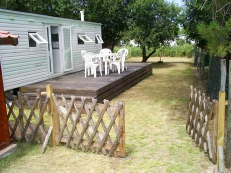Mobil home 4 personnes sur terrain privé et arboré.