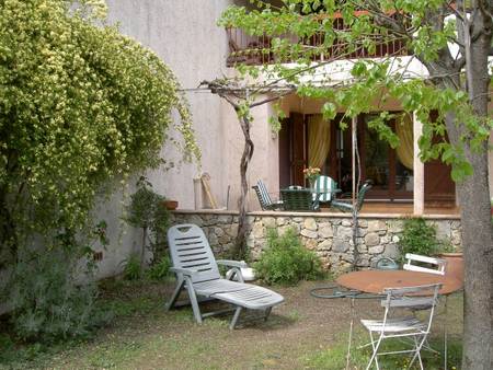 Rez de jardin dans le domaine de l'éouvière avec piscine et tennis.