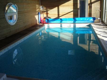 Location villa avec piscine couverte.