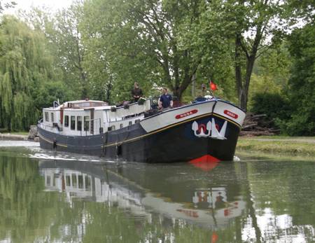 Bonjour et bienvenue à bord de Rosa, authentique péniche hôtel des années 1900