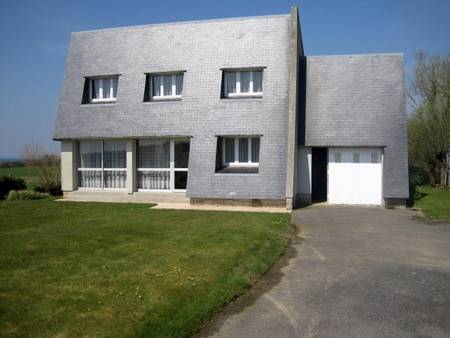 Location maison à Plomodiern avec vue sur mer.