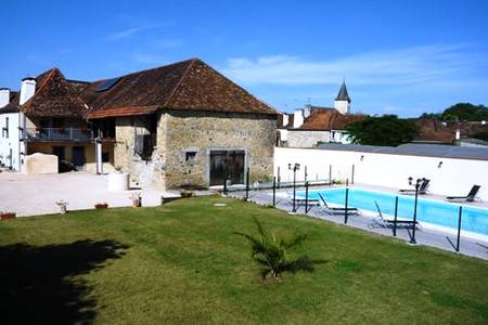 Ferme Béarnaise du 14ième restaurée, piscine privée, Label du patrimoine.