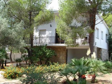 Catalogne villa au coeur des pins et oliviers à deux pas des plages.