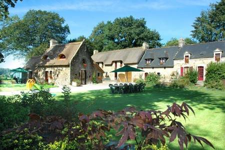 4 gîtes 45 places piscine chauffée et couverte.