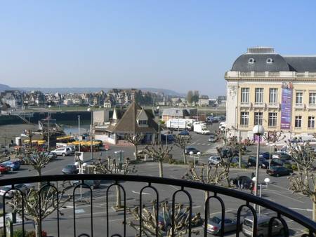 Appartement de standing face au Casino de Trouville. Parking et balcon.